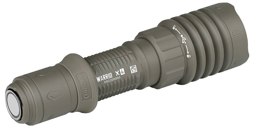 Eine taktische, olivgrüne Taschenlampe mit geriffeltem Griff. Auf der Seite sind das Modell 'Warrior X4' und eine Seriennummer abgebildet.