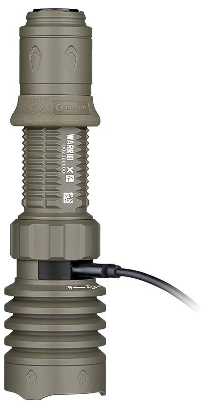 Eine taktische Taschenlampe mit aufgeladenem USB-Kabel, olivgrün, robustes Design, geeignet für Outdoor-Aktivitäten.