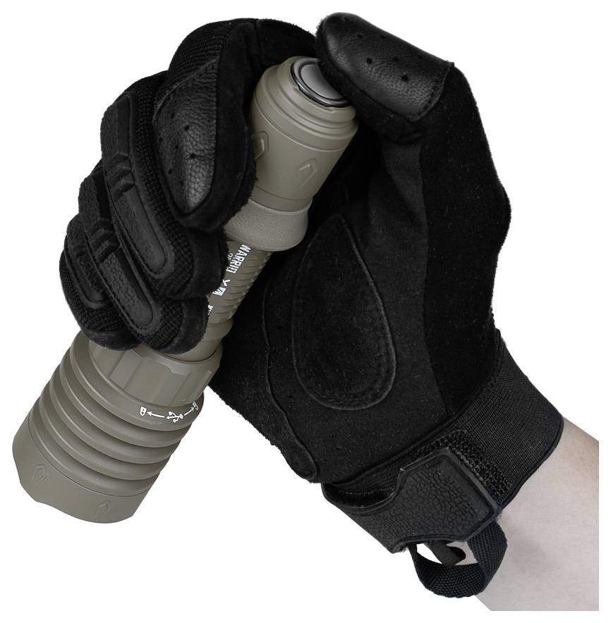Ein Handschuh hält eine Taschenlampe, die von unten nach oben zeigt. Die Hand ist geschlossen und betätigt den Schalter der Lampe.