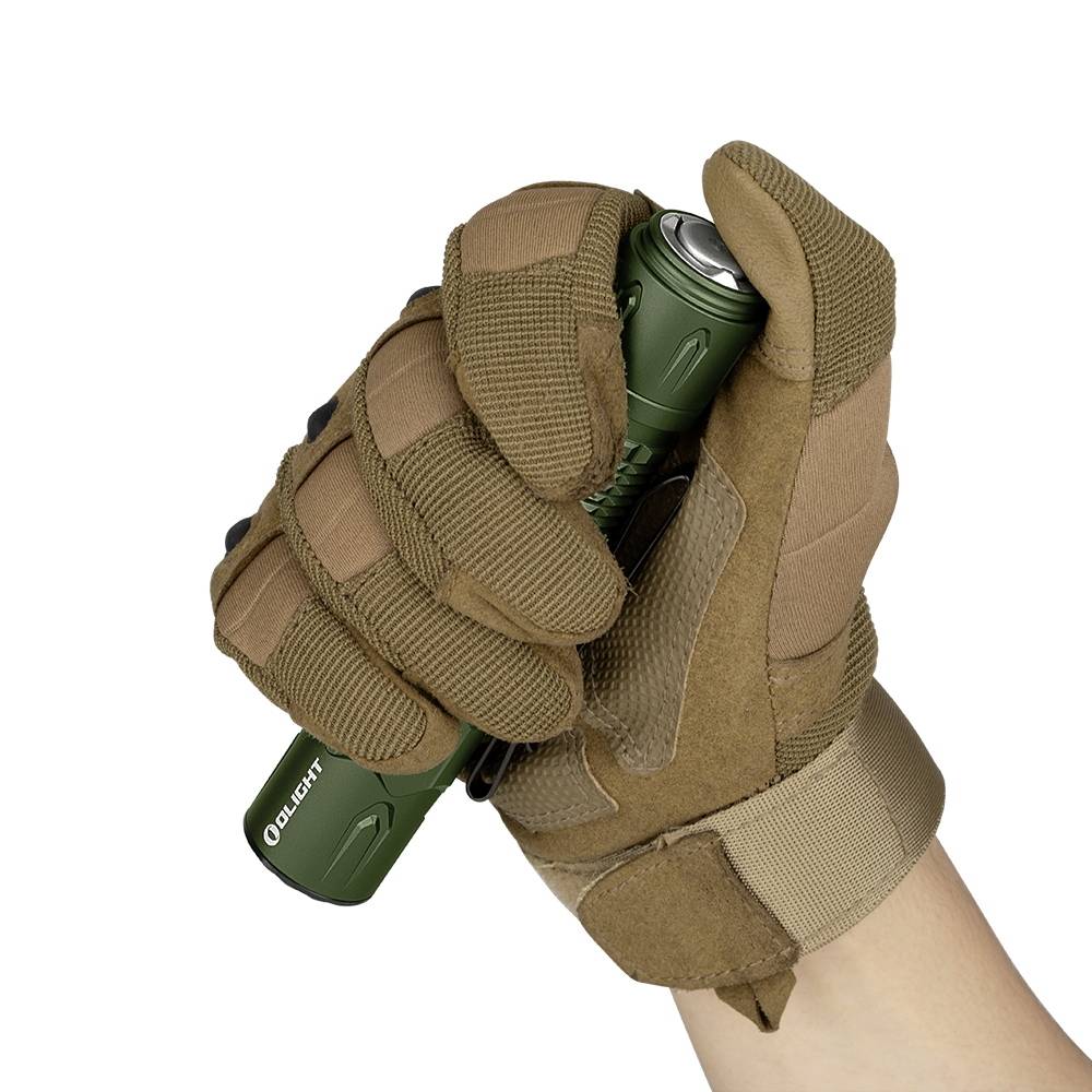 Eine behandschuhte Hand hält eine grüne Taschenlampe. Die Person trägt braune taktische Handschuhe.
