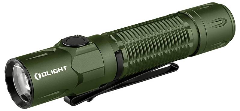 Grüne Taschenlampe mit gerilltem Griff und Clip, Markenname 'OLIGHT' an der Seite. Ideal für Outdoor-Aktivitäten.