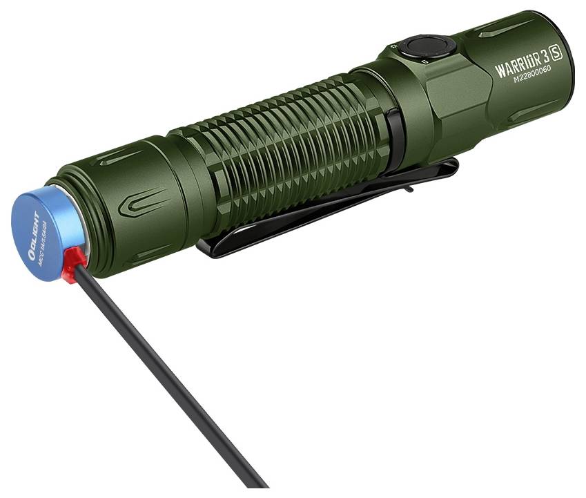 Taschenlampe in Olivgrün, Modell 'Warrior 3S', mit magnetischem Ladekabel angeschlossen. Linksseitig blaue Ladefläche sichtbar.