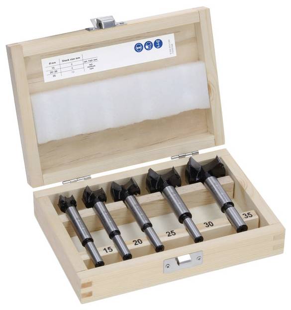 Fünf Forstnerbohrer in einem Holzkasten. Größen sind 15, 20, 25, 30 und 35 Millimeter. Geeignet für präzise Holzbohrungen.