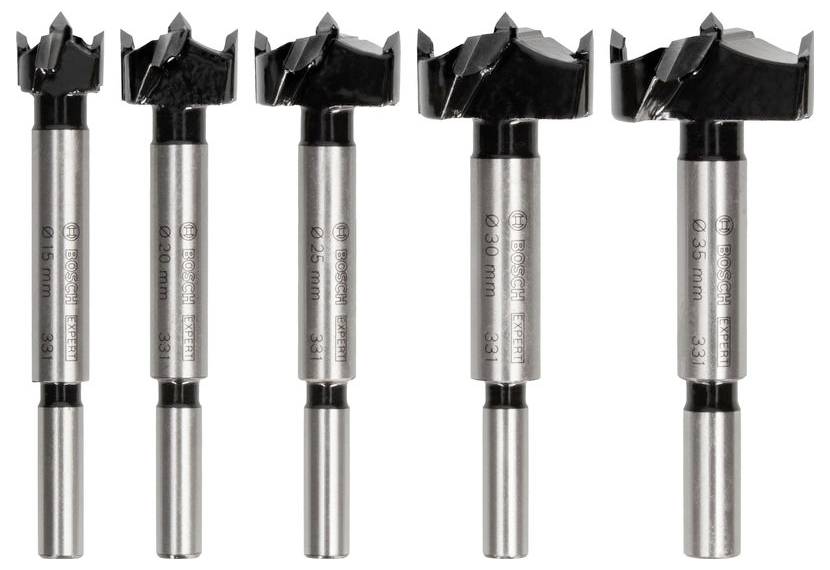 Fünf Forstnerbohrer mit unterschiedlichen Durchmessern, aus Edelstahl mit schwarzen Schneidkopfteilen, aufgereiht vor weißem Hintergrund.