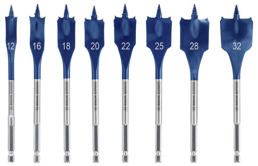 Acht blaue Holzbohrer in verschiedenen Größen von 12 bis 32 mm. Sie sind in einer Reihe angeordnet und zeigen die Spiralspitzen.