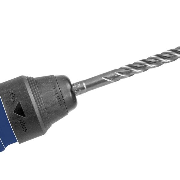 Nahaufnahme eines Bohrers mit blauem Griff und spiralförmigem Metallbohrer. Werkzeug für Bau- oder Handwerksarbeiten.