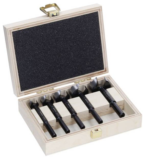 Holzkiste mit fünf Forstnerbohrern. Die Bohrer liegen in Schaumstoffeinlage geordnet. Deckel ist offen und zeigt Metallbeschläge.