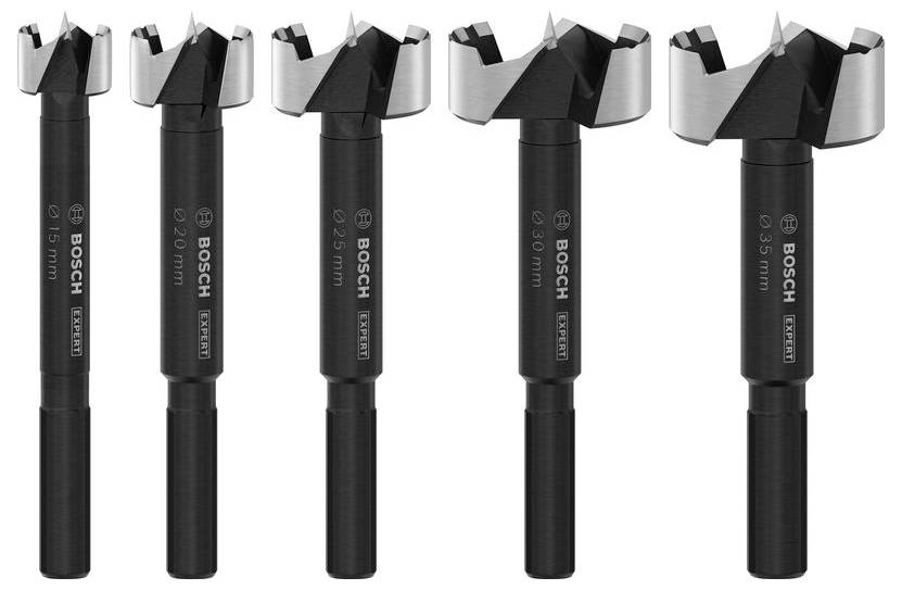 Fünf Bosch Forstnerbohrer in verschiedenen Größen von 15 mm bis 35 mm, in einer Reihe angeordnet, geeignet für präzise Holzbohrungen.