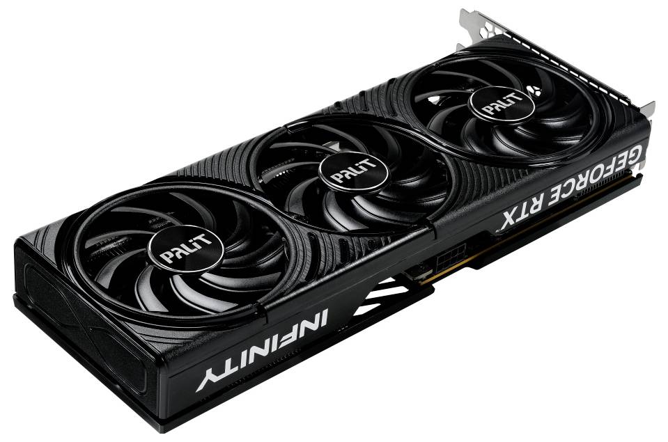Grafikkarte von Palit mit drei Lüftern. Aufschrift 'GEFORCE RTX' auf der Seite erkennbar. Schwarzes Design.