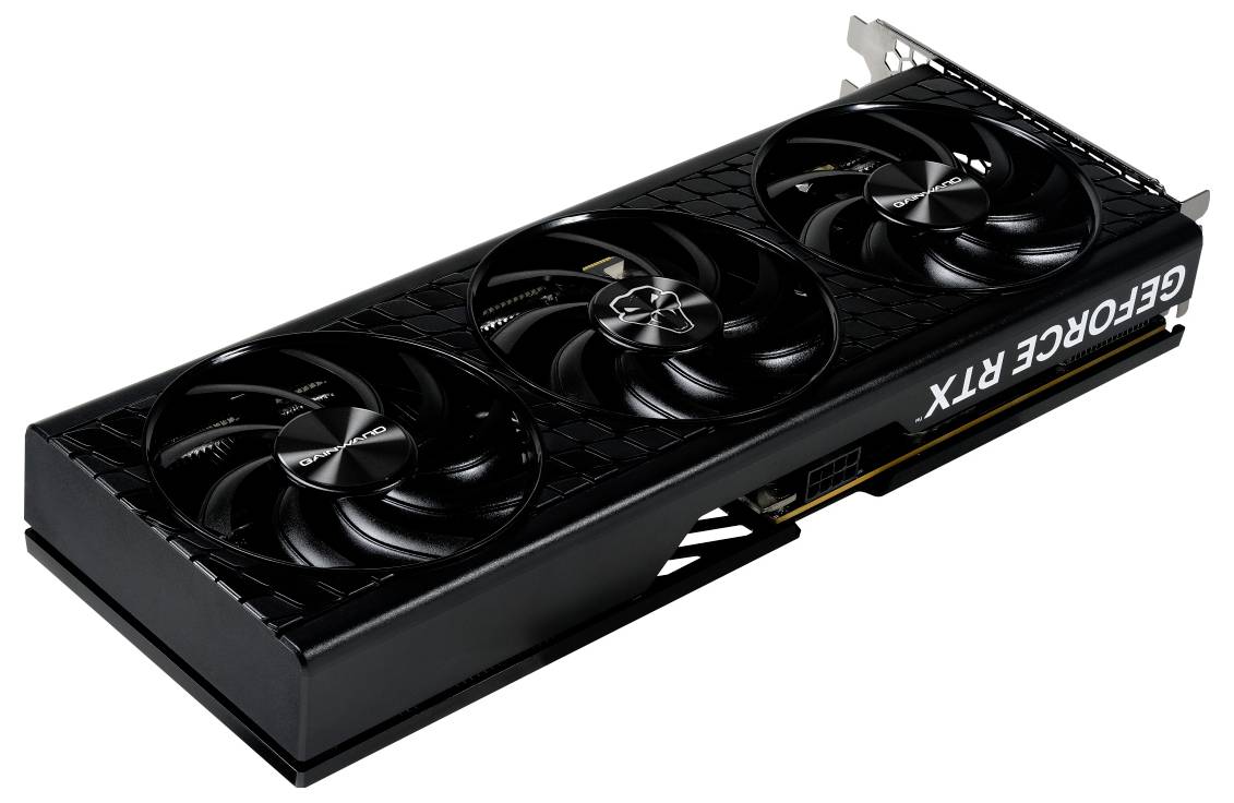 'Schwarze Grafikkarte mit drei Lüftern und der Aufschrift 'GEFORCE RTX' an der Seite.'