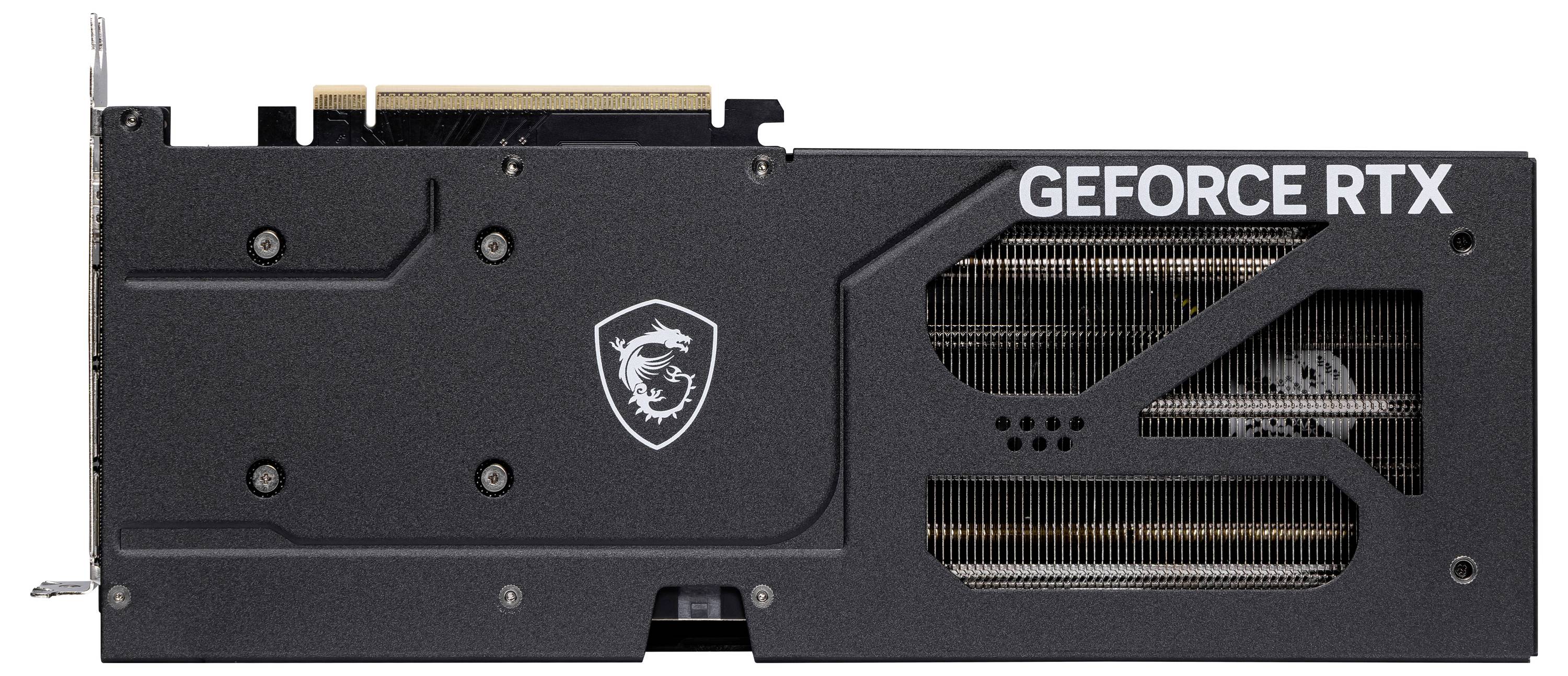Grafikkarte rückseitig, schwarzes Gehäuse mit 'GEFORCE RTX' Beschriftung. MSI Logo in der Mitte. Lüftungsschlitze rechts.