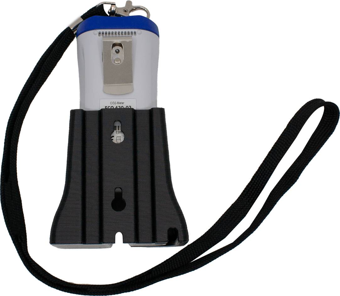 Ein tragbares elektronisches Gerät mit blau-weißer Oberfläche, befestigt an einer schwarzen Halterung und einem Trageriemen.