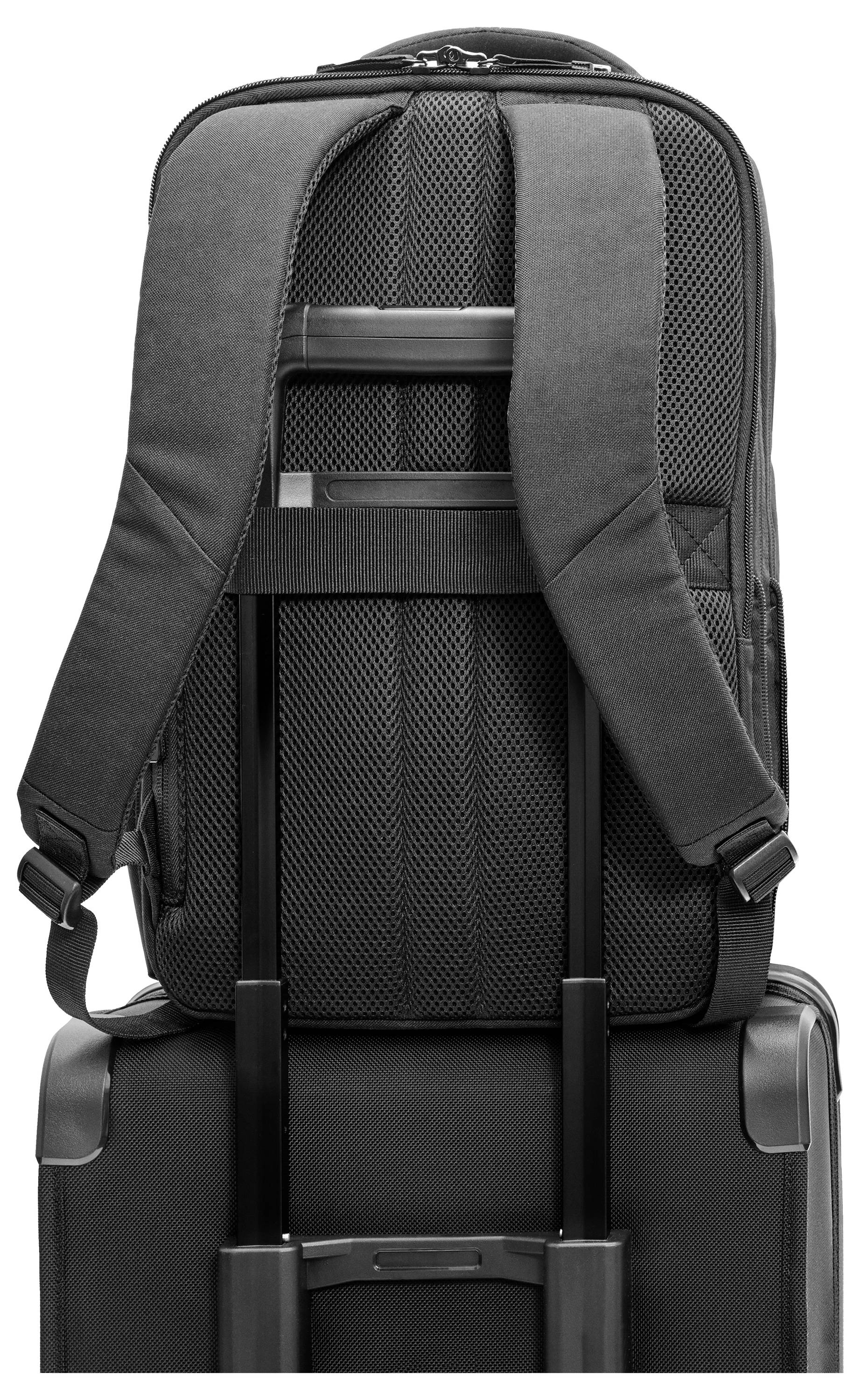 Schwarzer Rucksack sitzt auf einem Trolley-Koffer, zeigt eine Trolley-Schlaufe auf der Rückseite zur Befestigung und einfachen Transport.