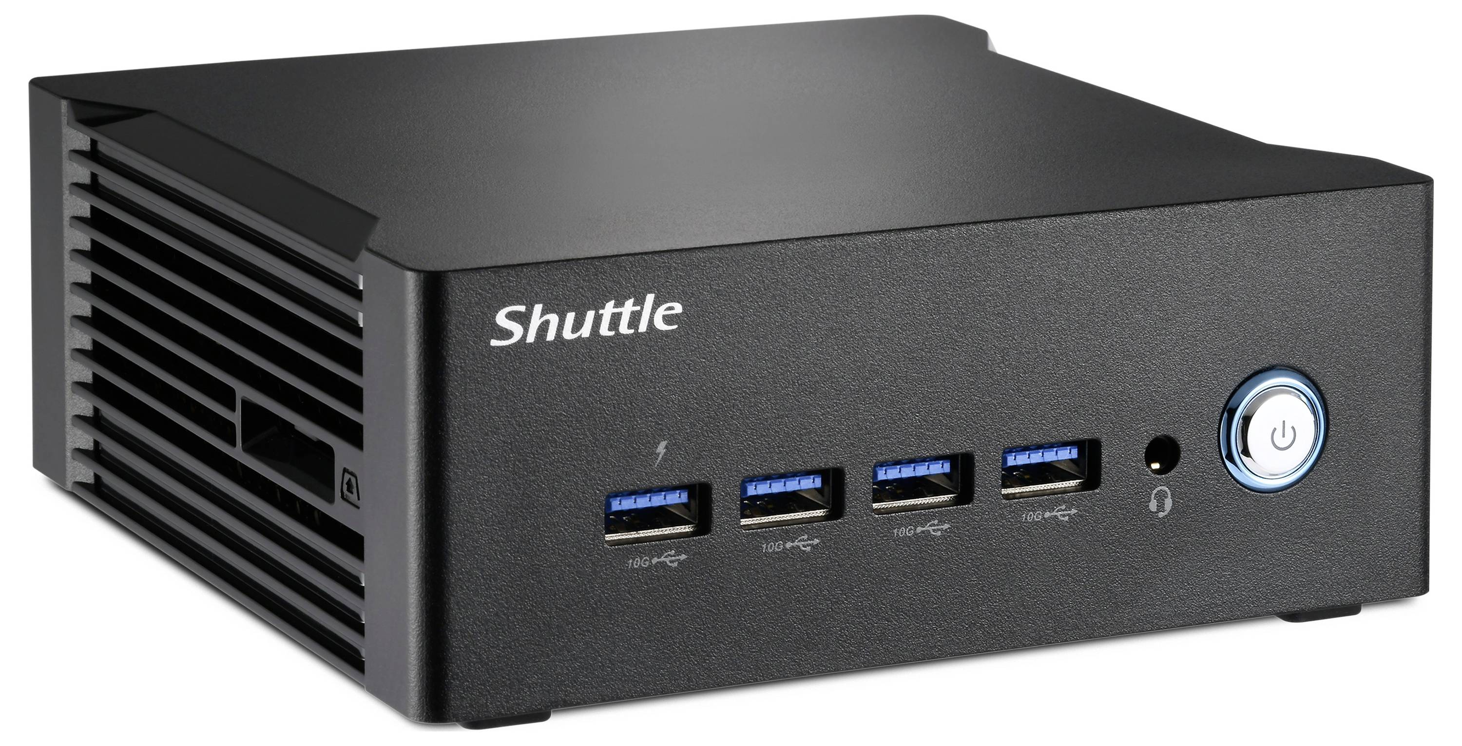 Schwarzer Shuttle-Mini-PC mit vier USB-Anschlüssen und Ein-/Ausschalter auf der Vorderseite. Ventilationsöffnungen sind seitlich sichtbar.