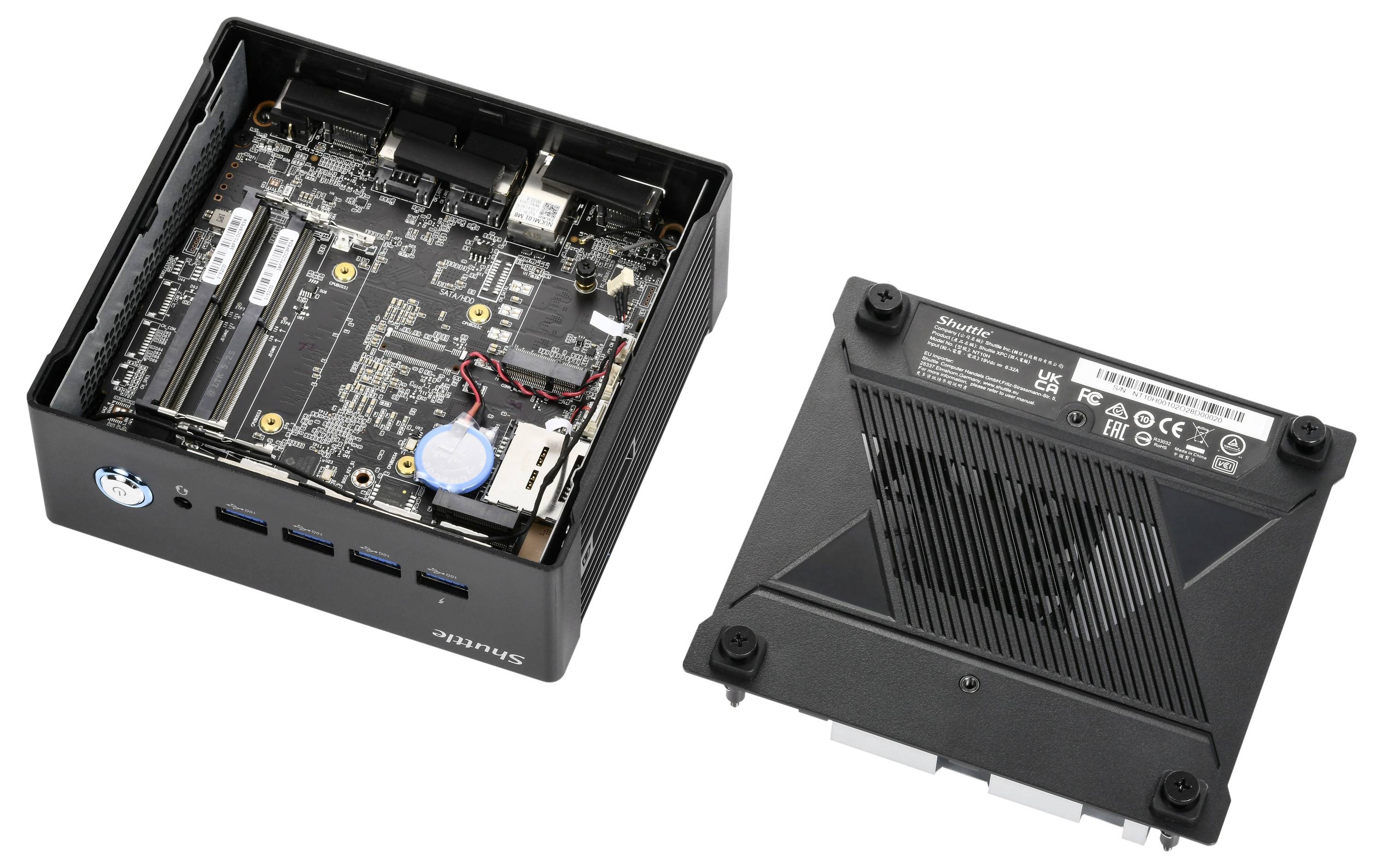 Ein geöffneter Mini-PC mit sichtbaren Hardwarekomponenten wie einem Mainboard, Speicherslots und Anschlüssen. Daneben die abgenommene Gehäuseabdeckung.