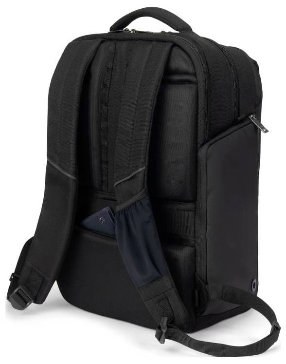 Schwarzer Rucksack mit gepolsterten Schultergurten und einer kleinen Seitentasche, in der ein Smartphone steckt.