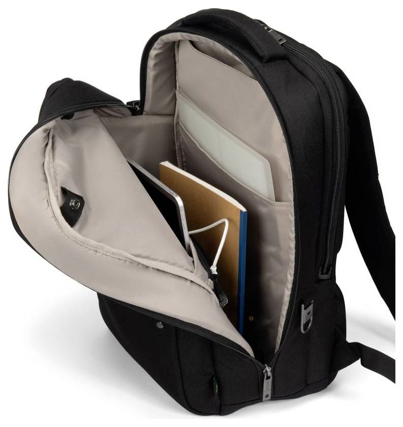 Ein geöffneter schwarzer Rucksack, der einen Laptop, ein Notizbuch und weitere Gegenstände enthält.