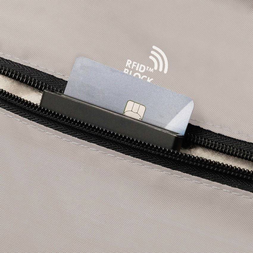 Eine Kreditkarte ragt aus einer Tasche mit 'RFID BLOCK'-Symbol hervor, das auf Schutz vor unbefugtem Auslesen hinweist.