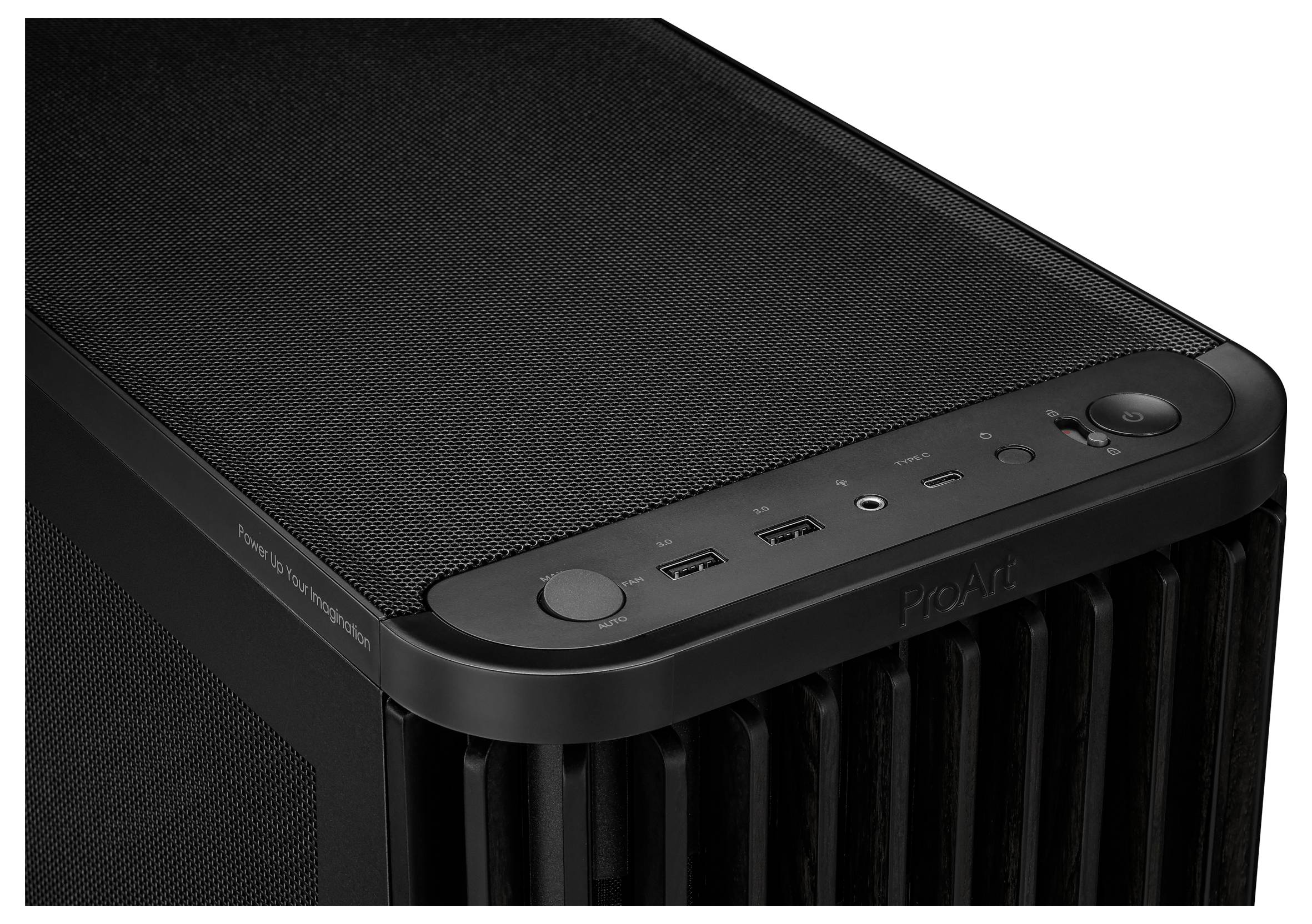 Schwarzes Computergehäuse mit Maschentop, ausgestattet mit USB-Anschlüssen, Einschaltknopf und 'Proart' Branding auf der Frontblende.