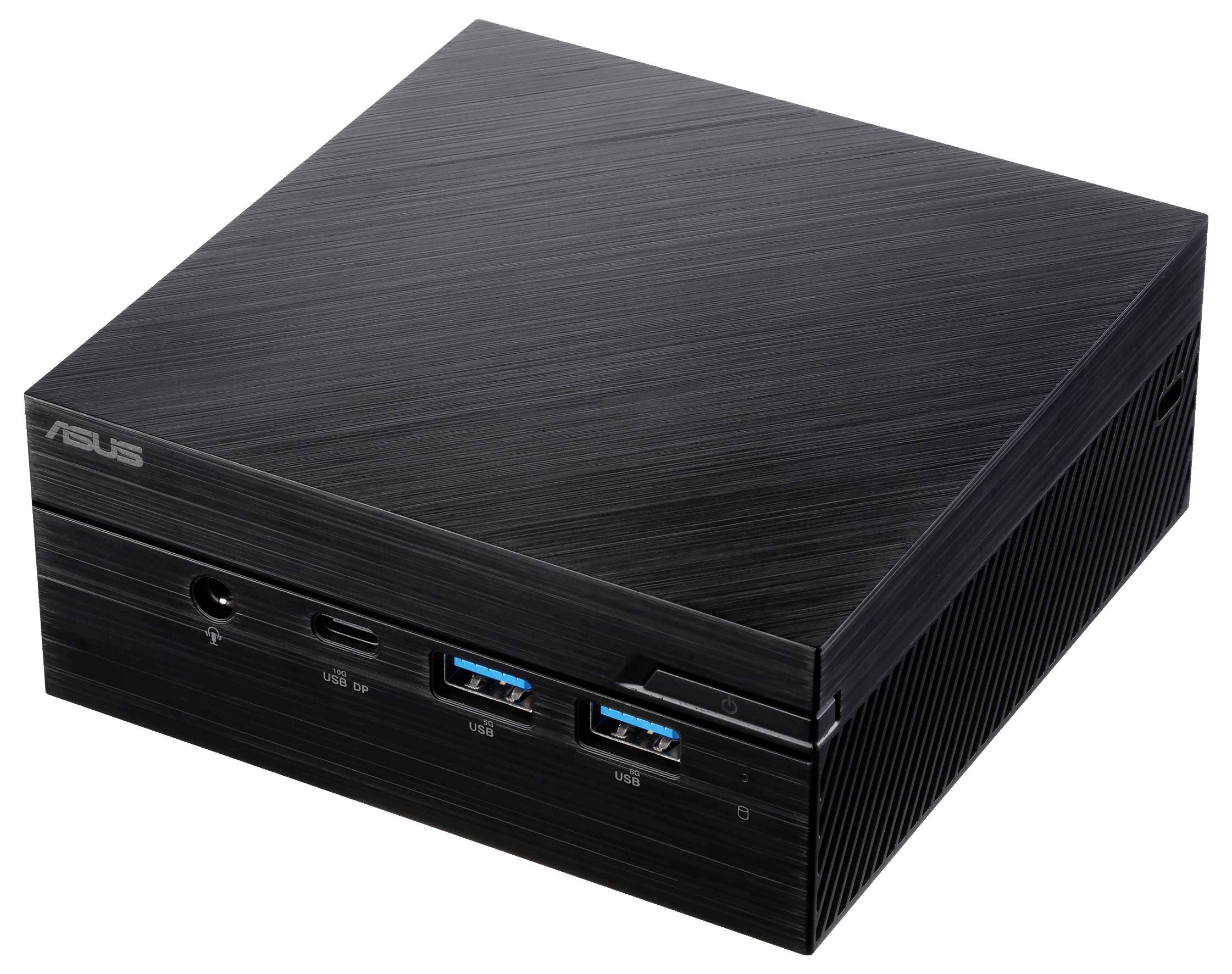 Ein kompakter, schwarzer ASUS Mini-PC, von einem Winkel aus betrachtet, mit Front- und Seitenanschlüssen wie USB, HDMI und einem Kopfhörerbuchse.