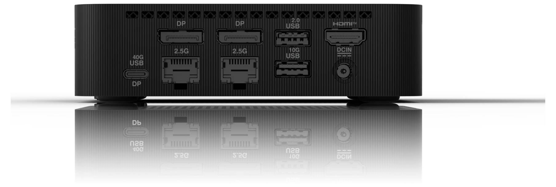 Rückansicht eines schwarzen Geräts mit Anschlüssen für DP, HDMI, USB und Netzwerk. Der Spiegelungseffekt sorgt für eine symmetrische Erscheinung.