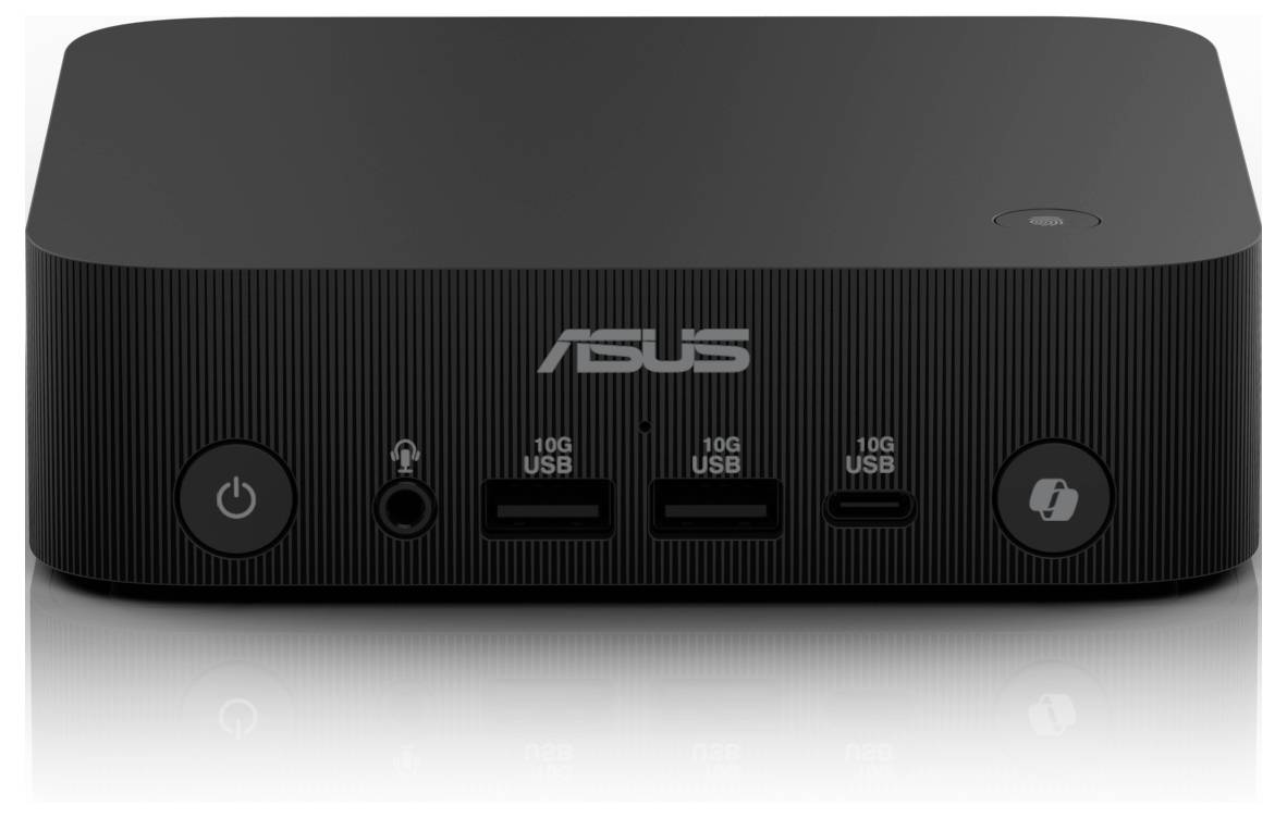 Ein schwarzer ASUS Mini-PC mit zwei USB-Anschlüssen, Kopfhöreranschluss, Netzschalter und Markenlogo auf der Vorderseite.