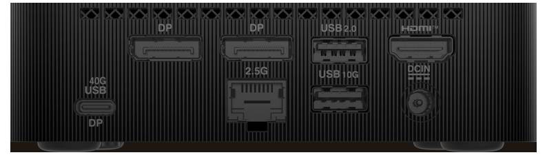 Rückseite des Geräts mit verschiedenen Anschlüssen, einschließlich drei DisplayPorts, einem USB 2.0, einem USB 10G, einem 2,5G Ethernet, HDMI und Gleichstrom-Eingang.
