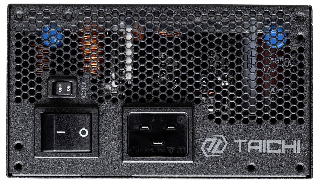 Netzteil der Marke 'TAICHI' mit Lüftungsgitter, Netzschalter und Stromanschluss; sorgt für Stromversorgung in Computern.
