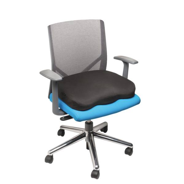 Ein Bürostuhl mit Netzlehne, Armlehnen und einem ergonomischen Sitzkissen in Schwarz und Blau auf einem silbernen Drehfuß.