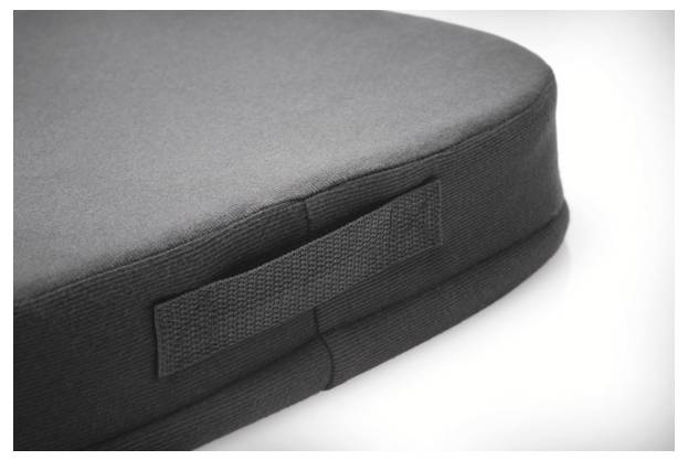 Sitzkissen mit abgerundeten Kanten und Tragegriff, aus dunkelgrauem Stoff. Ideal für Komfort und Transport.