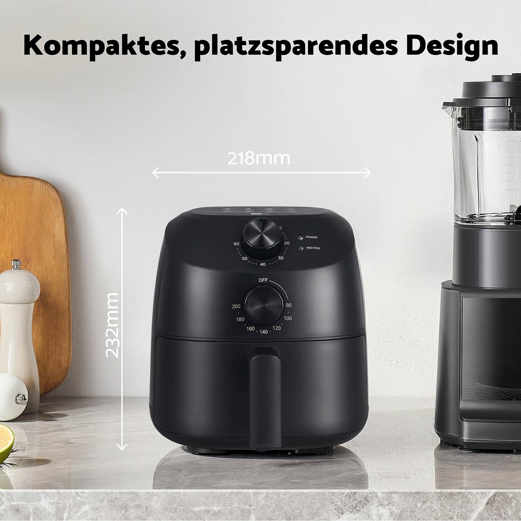 Kompakte schwarze Heißluftfritteuse auf Küchentheke, daneben ein Standmixer und Küchenutensilien. Text: 'Kompaktes, platzsparendes Design'.