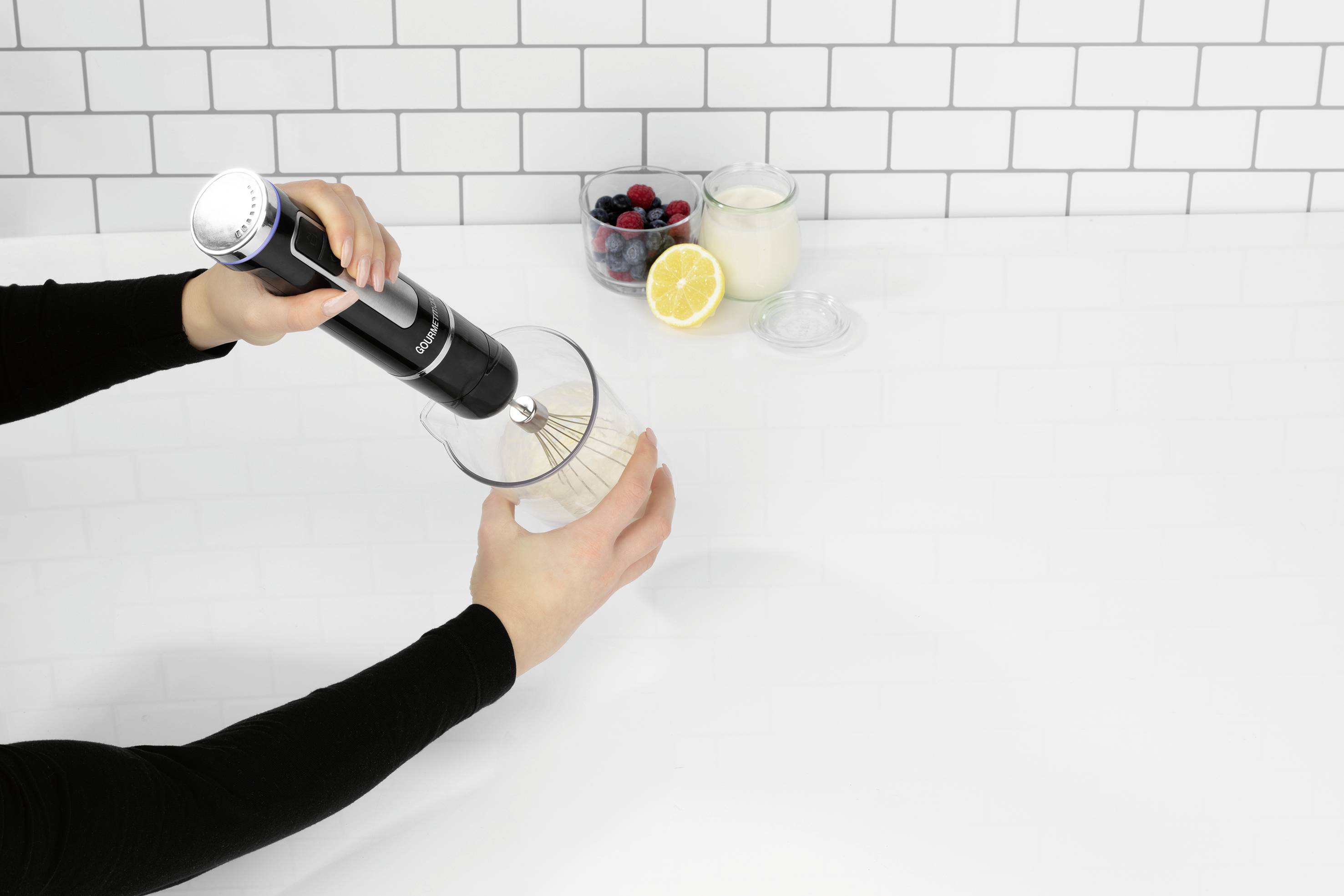 GourmetMaxx Stabmixer 200W akkubetrieben, mit Zerkleinereraufsatz, Schneebesenaufsatz, inkl. Mixaufsatz Schwarz, Silber