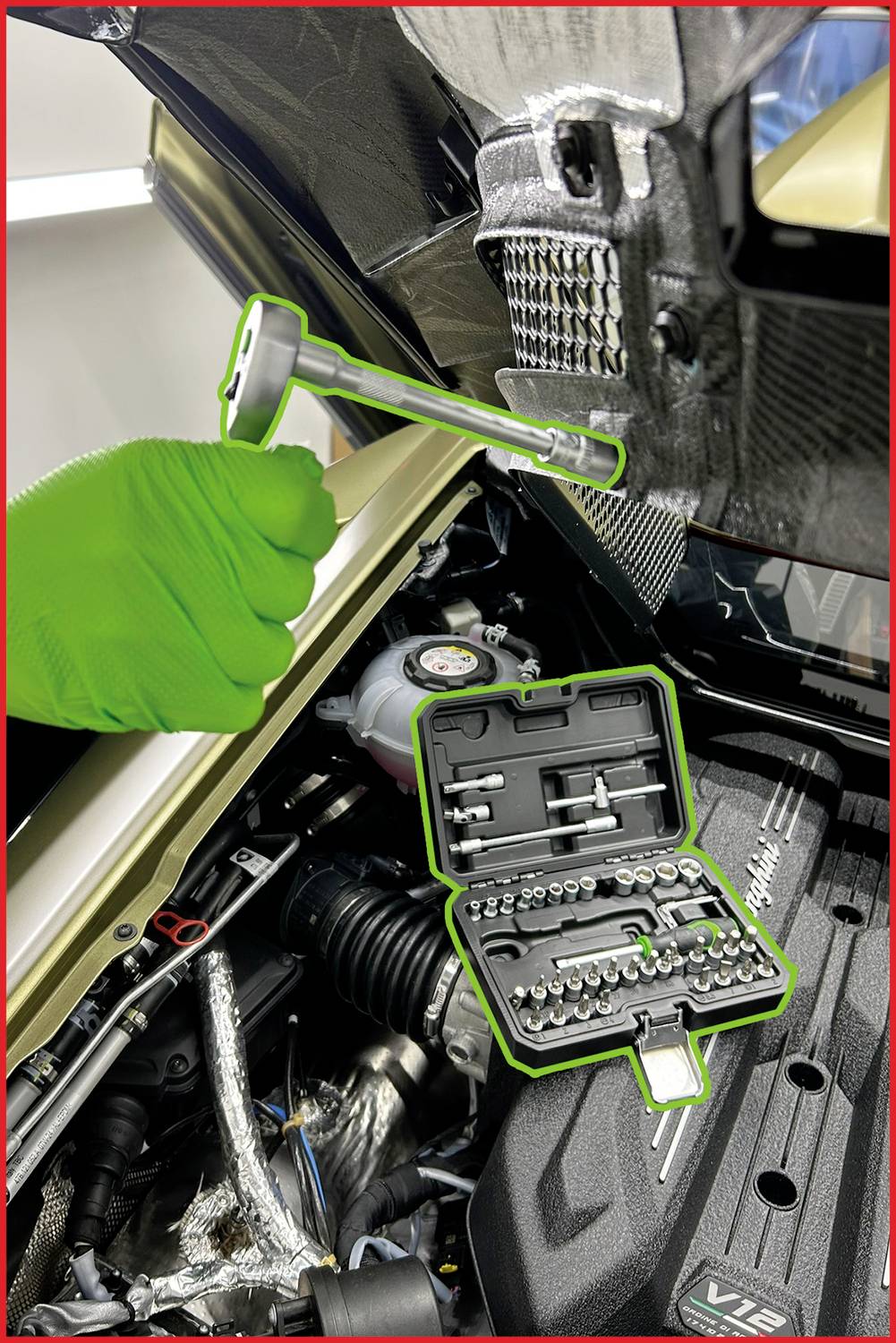 Werkzeugkoffer mit Schraubendrehern liegt geöffnet auf einem komplexen V12-Motor in einem Fahrzeugmotorraum.