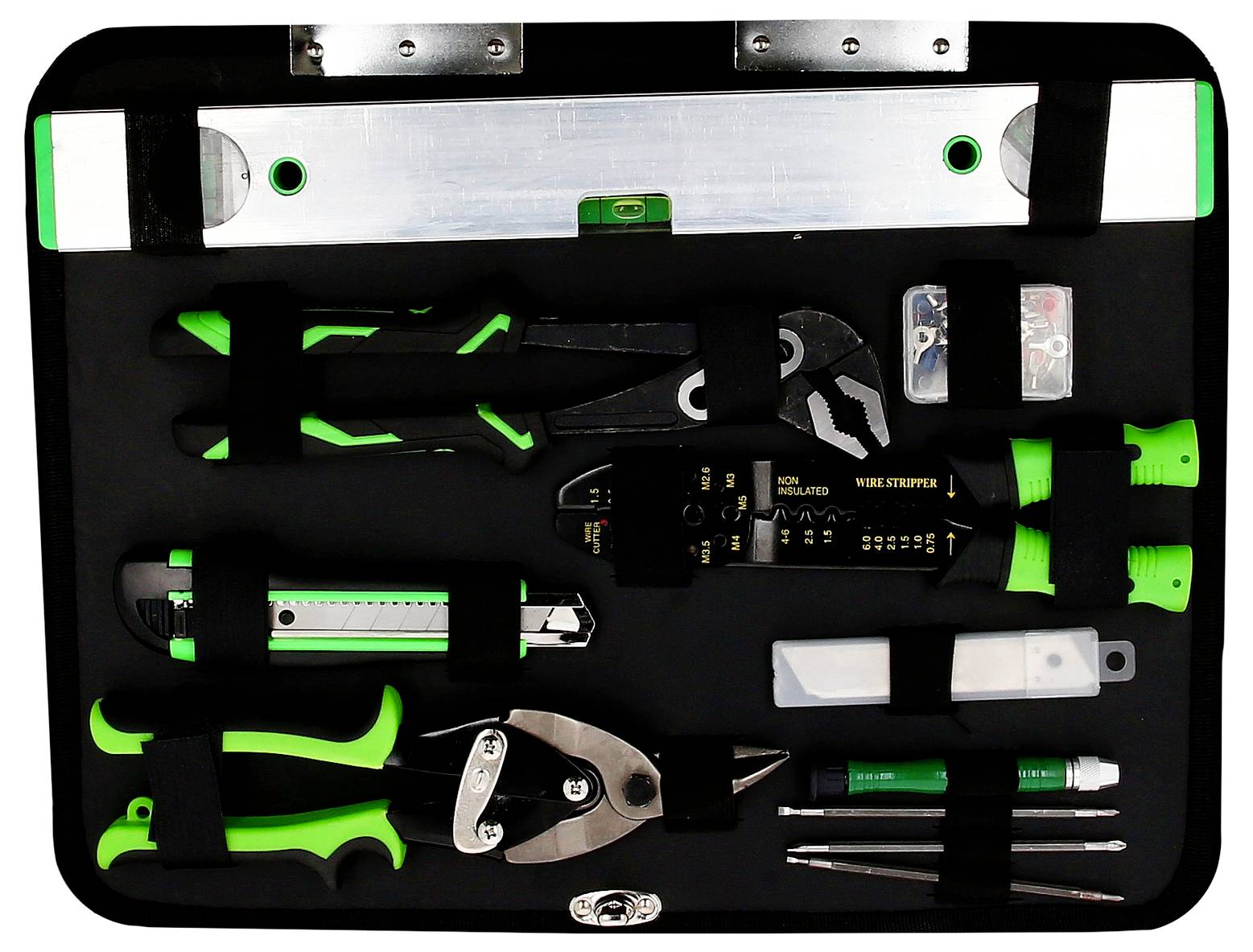 Werkzeugkoffer mit grün-schwarzen Zangen, Schraubenziehern, Wasserwaage und Cuttermesser, geordnet und gesichert in schwarzem Stoff.