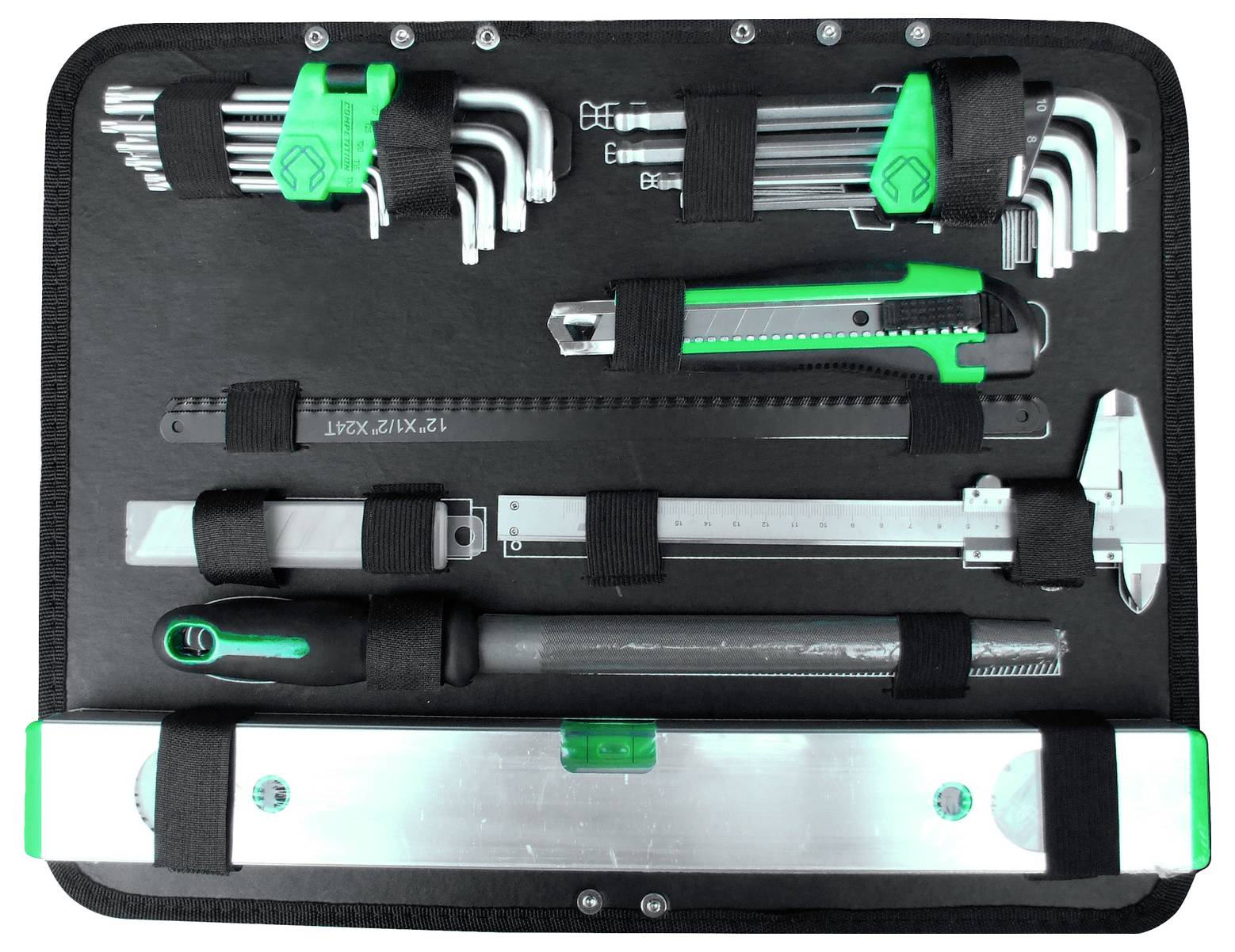 Werkzeugset in einem offenen Etui mit Schraubenschlüsseln, Schraubendrehern, Cuttermesser, Linealen und Wasserwaage. Ideal für Heimwerker.