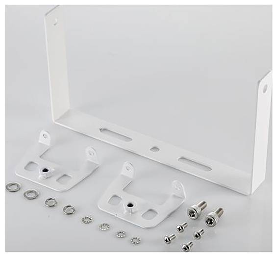 Metallhalterung mit zwei Winkeln, Schrauben und Muttern auf weißem Hintergrund.
