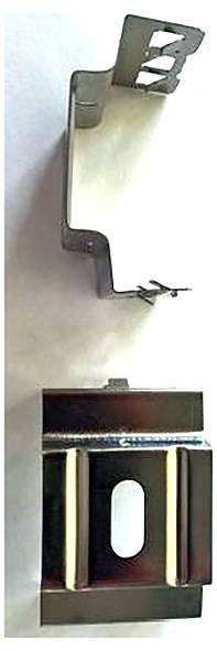 Metallklammern in verschiedenen Formen vor weißem Hintergrund, wahrscheinlich für Befestigungszwecke genutzt.