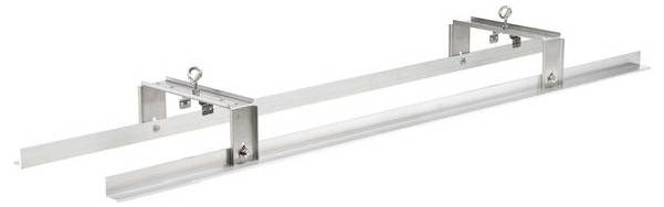 Ein silbernes Metallbauteil zur Befestigung, mit Haken und Schienen, auf weißem Hintergrund. Hauptsächlich für Bau- oder Installationszwecke geeignet.