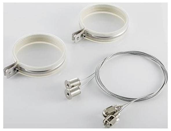 Zwei Metallklemmen mit Schrauben und zwei Stahlsaiten mit Endstücken. Zubehör für Befestigungs- oder Montagesysteme.