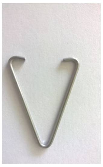 Metallbügel in Form eines umgekehrten 'V' auf hellem Hintergrund.