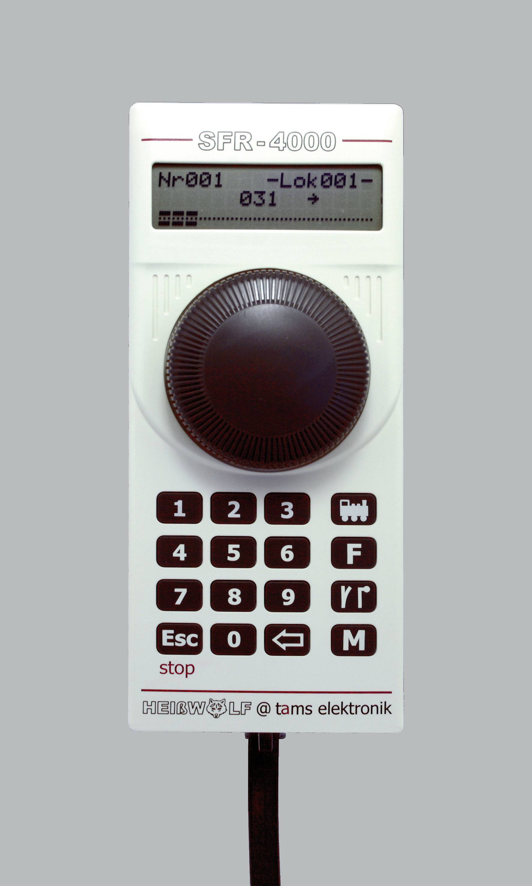 Ein Handregler 'SFR-4000' zur Steuerung von Modellbahnen, zeigt 'Nr=001 - Lok 001' auf dem Display. Tastenfeld darunter.