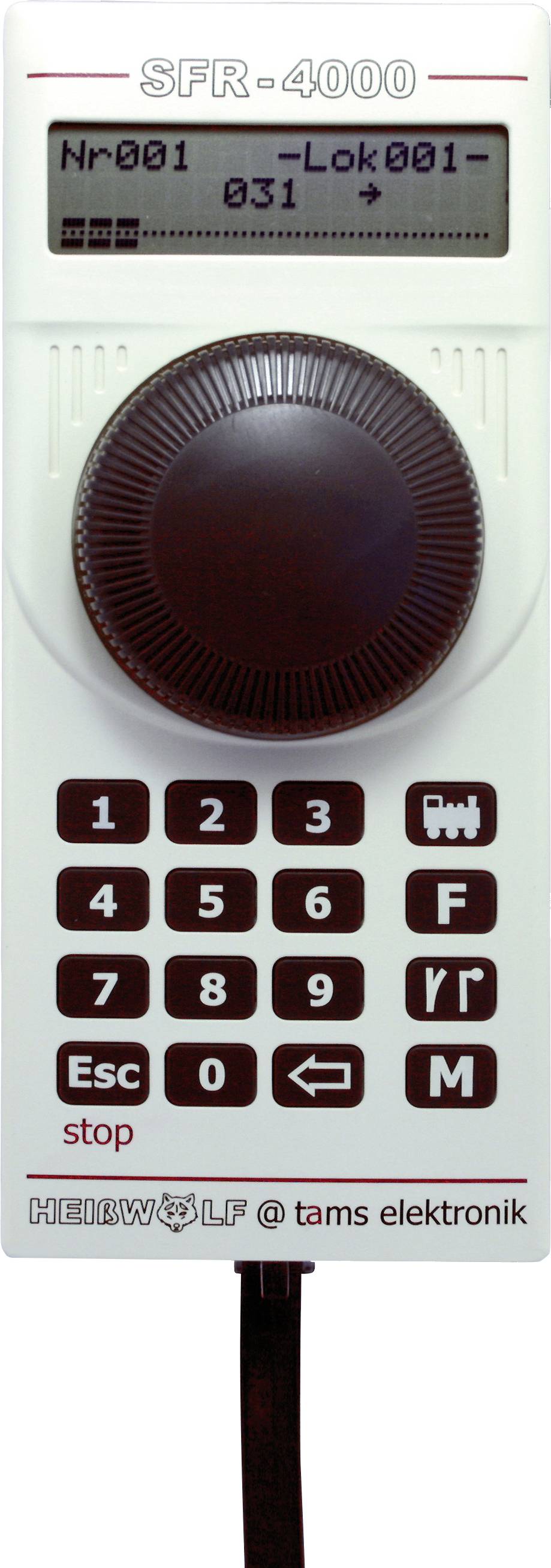 Ein Handregler mit Display zeigt 'Nr001 – Lok001' und '031'. Darunter ein Drehknopf und ein Tastenfeld, beschriftet mit Zahlen und Funktionen.