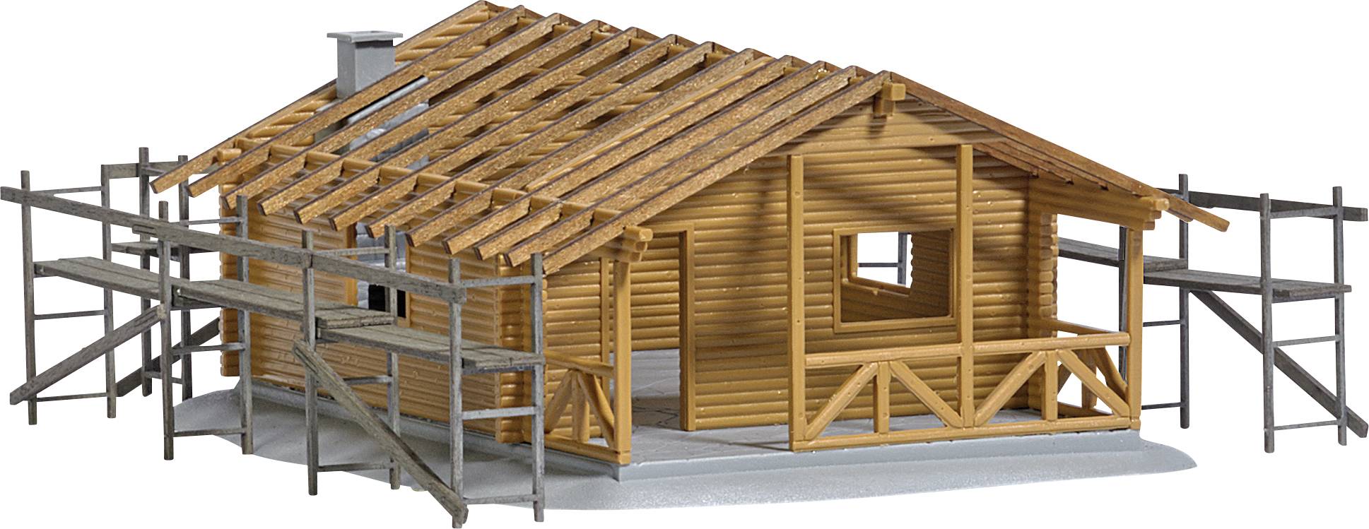 Holzhaus im Bau mit unvollendetem Dach, Gerüste an den Seiten, auf grauer Basis. Holzstrukturen sind sichtbar.