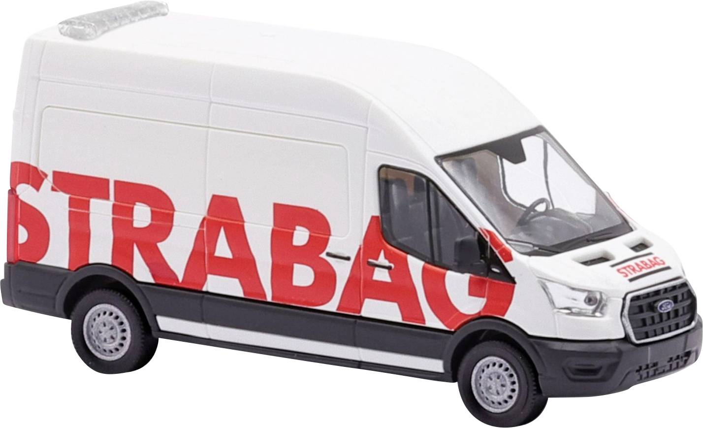 Ein weißer Lieferwagen mit rotem 'STRABAG'-Logo auf der Seite. Das Fahrzeug ist für den Transport von Materialien konzipiert.