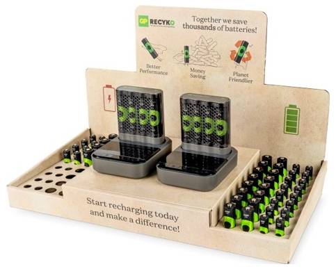 Ein Display zeigt wiederaufladbare Batterien und Ladegeräte mit Text 'Together we save thousands of batteries! Better Performance, Money Saving, Planet Friendly'.