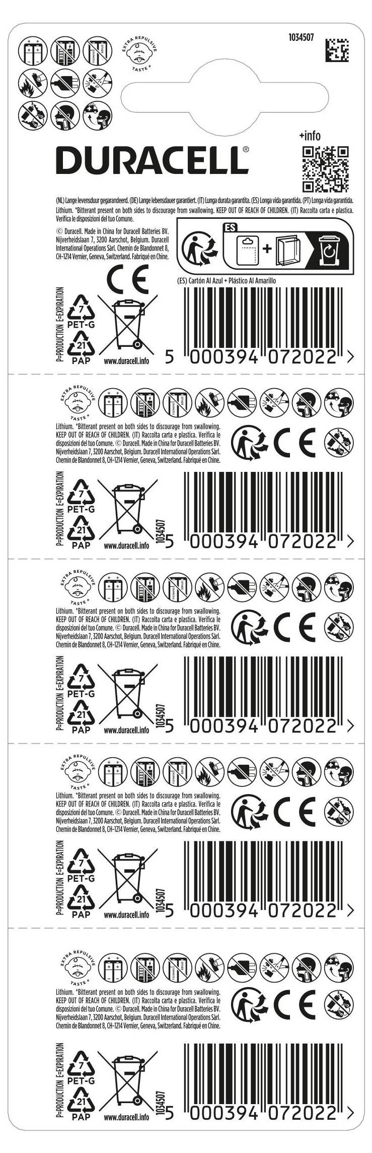 Rückseite der Duracell-Batteriepackung mit Barcode, Sicherheitssymbolen, Recyclinginformationen und Compliance-Logos wie CE und RoHS.