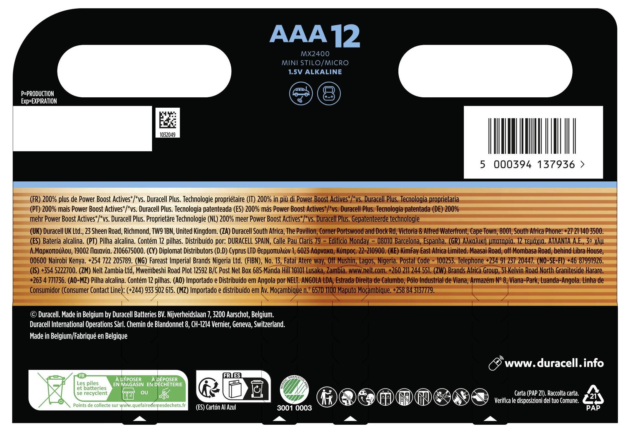 Eine Person sitzt im Freien und benutzt ein Tablet mit einem Stift, umgeben von üppig grünem Laub, konzentriert auf das Gerät.