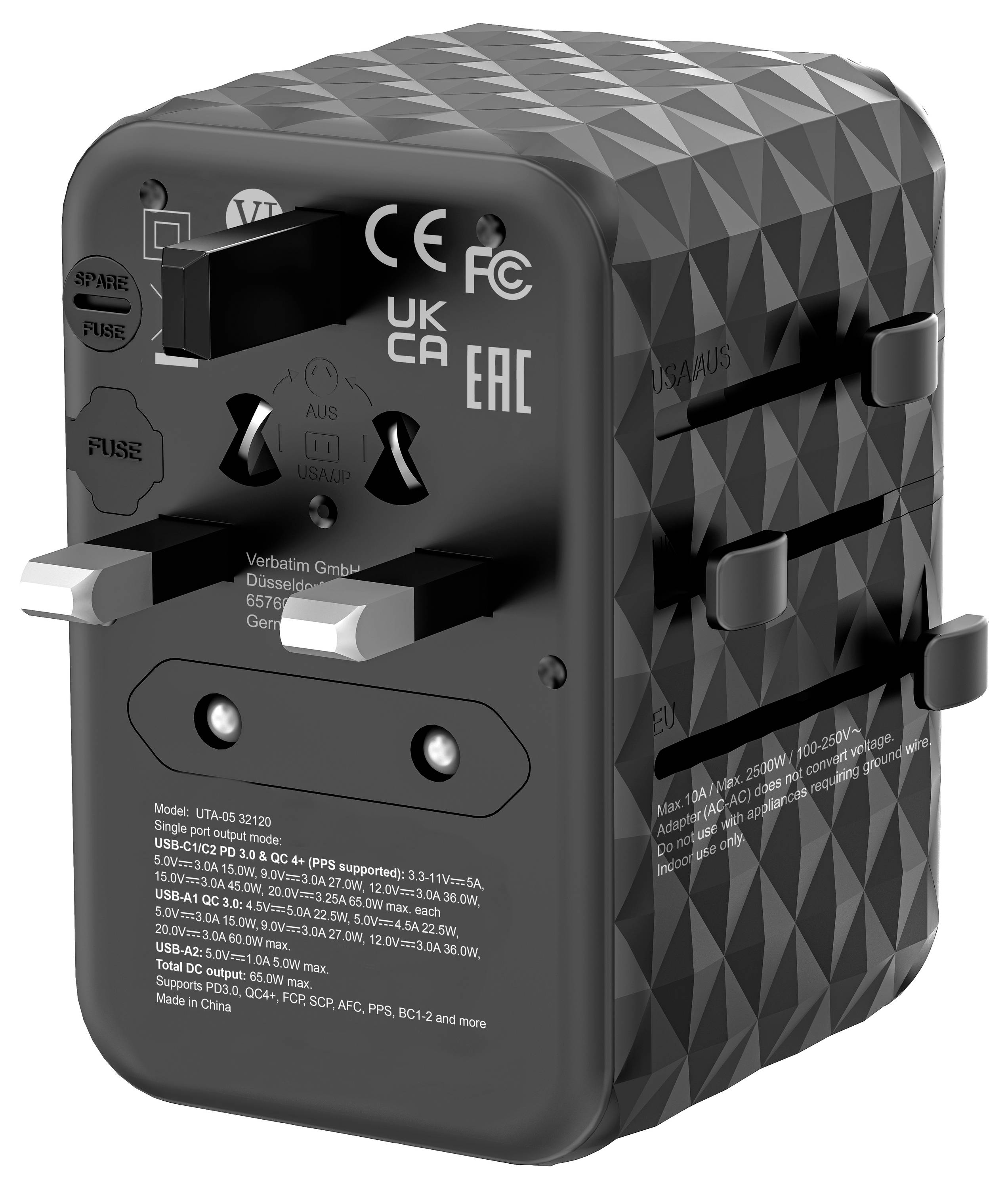 Reiseadapter mit UK-Stecker und EU/USA-Ausgängen, schwarze Farbe, Verbatim GmbH. Für 100-240V Spannung. Enthält Sicherheitszertifikate CE, FCC, UKCA, EAC.