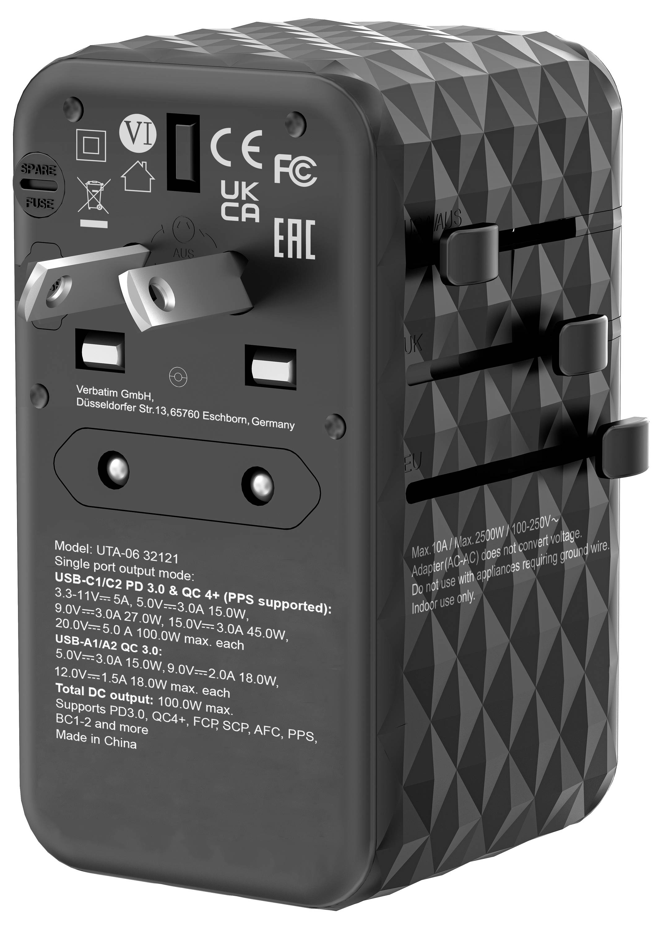 Schwarzer Reiseadapter mit verschiedenen Steckeroptionen und technischen Details auf der Rückseite. Geeignet für weltweite Nutzung.