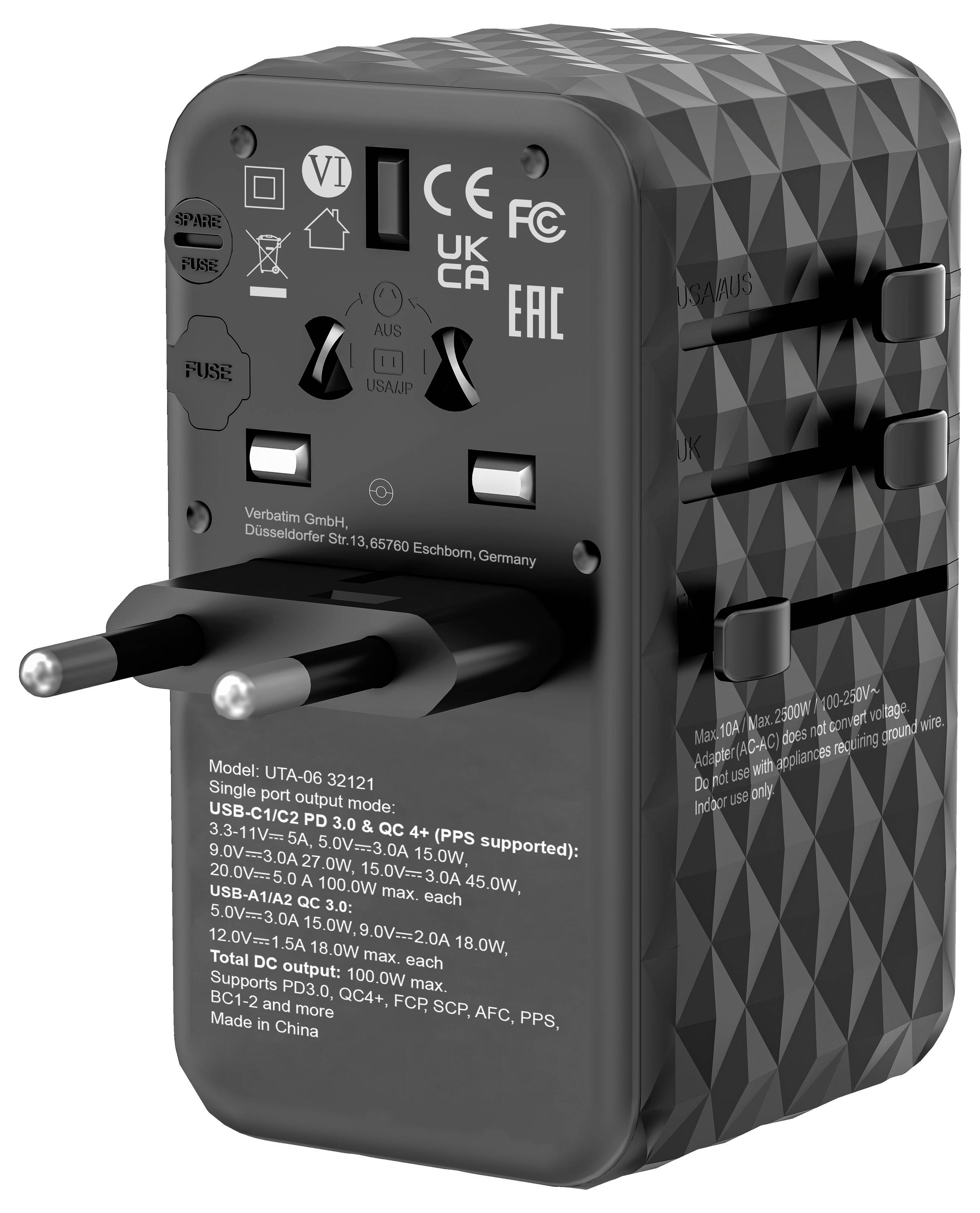 Reiseadapter mit zwei Steckdosen und USB-Anschlüssen. Markierungen: UKCA, CE. Geeignet für verschiedene Ländersteckdosen.